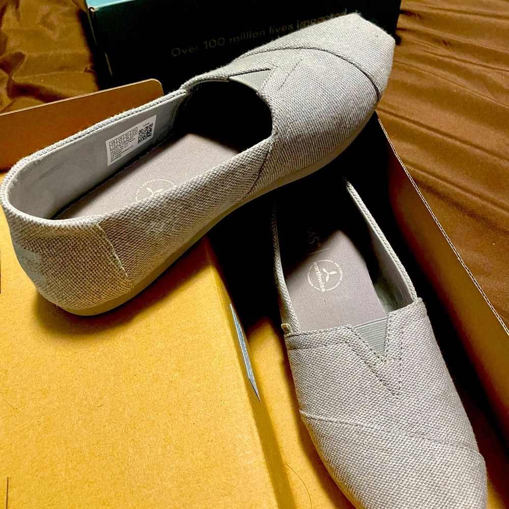TOMS size 7.5. Grey.